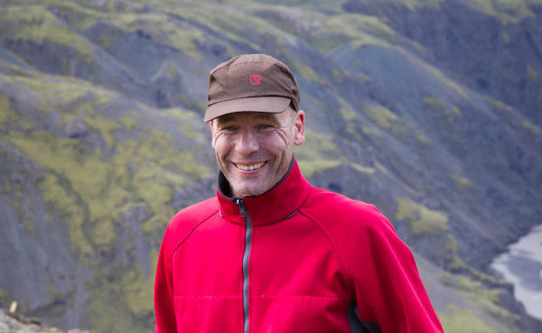 Stephan Pende, mindfulness lecturer, in front of a mountain